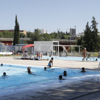 Una de las 30 piscinas abiertas en Madrid este verano