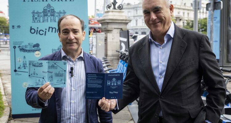 Carabante y Sánchez durante la presentación del Pasaporte bicimad