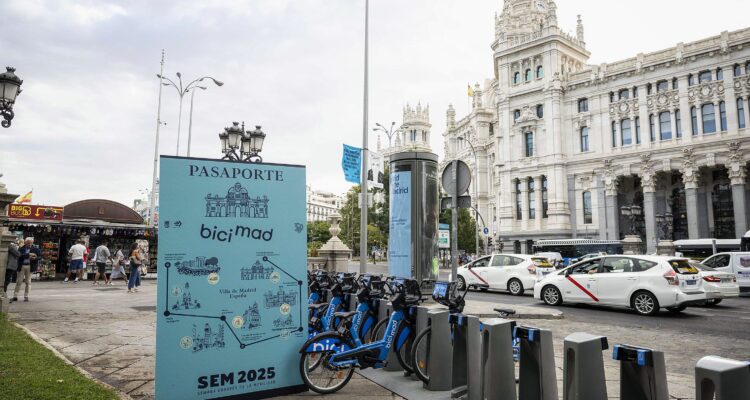 Cartelería Pasaporte bicimad en estación de la plaza de Cibeles