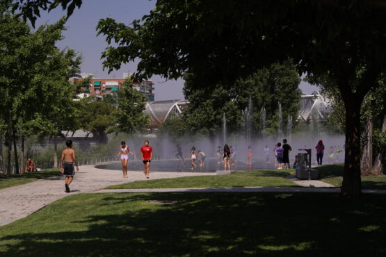 Gente corriendo y refrescándose en un parque