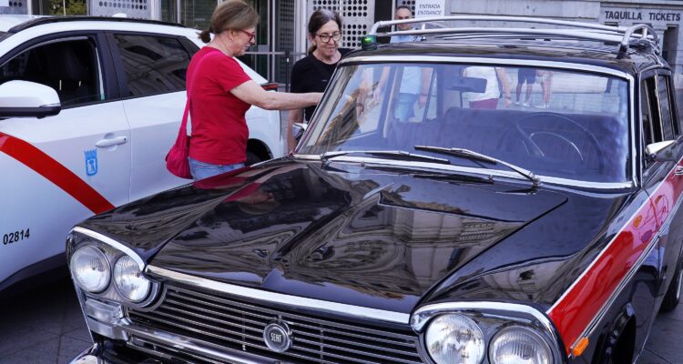 Ciudadanía visitando vehículos que se exhibirán el ‘día grande’ de la SEM