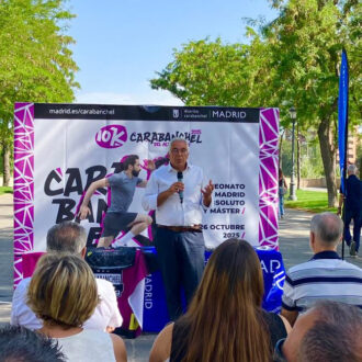 Un hombre hablando ante un público al aire libre