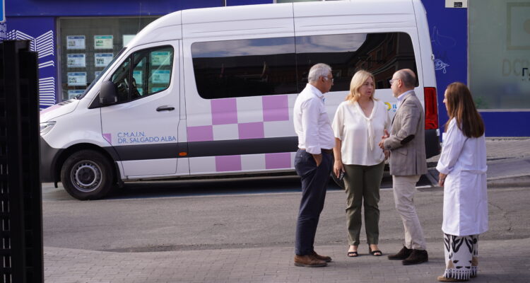 La vicealcaldesa, Inma Sanz, el delegado de Políticas Sociales, Familia e Igualdad, José Fernández, y el concejal de Carabanchel, Carlos Izquierdo, durante su visita al CMAIN Doctor Salgado Alba