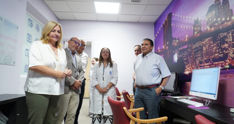 La vicealcaldesa, Inma Sanz, el delegado de Políticas Sociales, Familia e Igualdad, José Fernández, y el concejal de Carabanchel, Carlos Izquierdo, durante su visita al CMAIN Doctor Salgado Alba