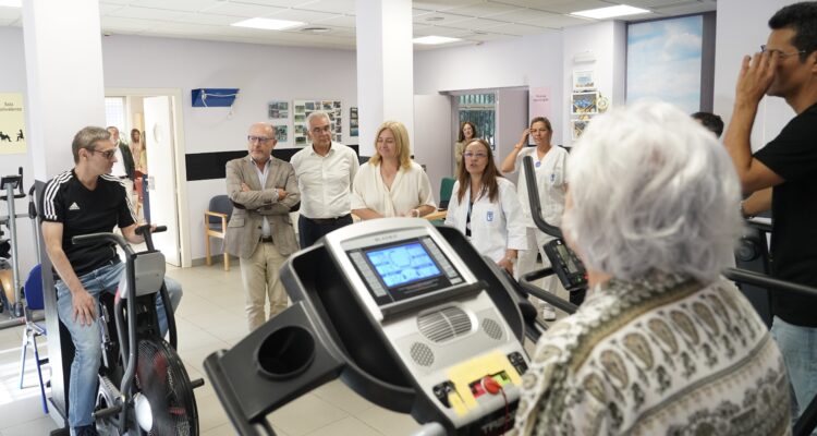 La vicealcaldesa, Inma Sanz, el delegado de Políticas Sociales, Familia e Igualdad, José Fernández, y el concejal de Carabanchel, Carlos Izquierdo, durante su visita al CMAIN Doctor Salgado Alba