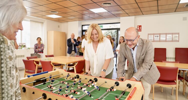 La vicealcaldesa, Inma Sanz, y el delegado de Políticas Sociales, Familia e Igualdad, José Fernández, durante su visita al CMAIN Doctor Salgado Alba