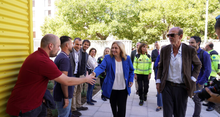 La vicealcaldesa de Madrid y delegada de Seguridad y Emergencias, Inma Sanz, durante su visita a la nueva base de SAMUR-Protección Civil en Moratalaz