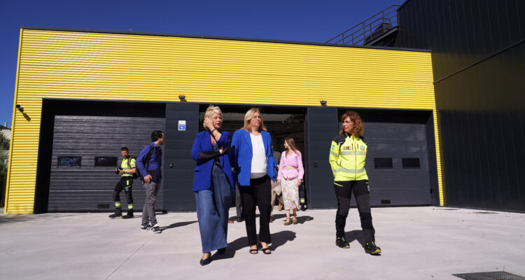 La vicealcaldesa de Madrid y delegada de Seguridad y Emergencias, Inma Sanz, acompañada de la delegada de Obras y Equipamientos, Paloma García Romero, durante su visita a la nueva base de SAMUR-Protección Civil y el nuevo centro de Madrid Salud en Moratalaz