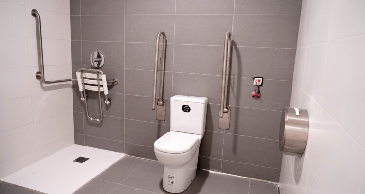 Baño adaptado en el nuevo centro de Madrid Salud en Moratalaz