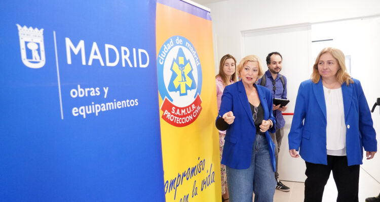 La vicealcaldesa de Madrid y delegada de Seguridad y Emergencias, Inma Sanz, acompañada de la delegada de Obras y Equipamientos, Paloma García Romero, durante su visita a la nueva base de SAMUR-Protección Civil en Moratalaz