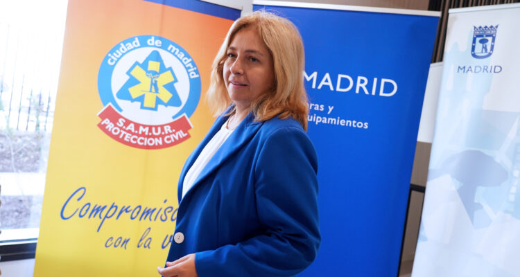 La vicealcaldesa de Madrid y delegada de Seguridad y Emergencias, Inma Sanz, durante su visita a la nueva base de SAMUR-Protección Civil en Moratalaz
