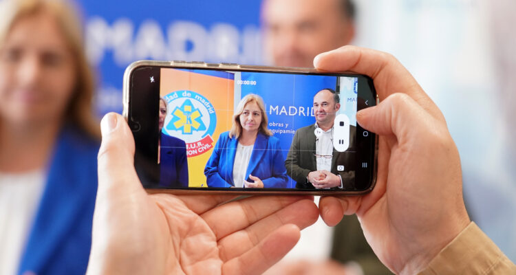 La vicealcaldesa de Madrid y delegada de Seguridad y Emergencias, Inma Sanz, acompañada del concejal de Moratalaz, Ignacio Pezuela, durante su visita a la nueva base de SAMUR-Protección Civil y el nuevo centro de Madrid Salud en Moratalaz