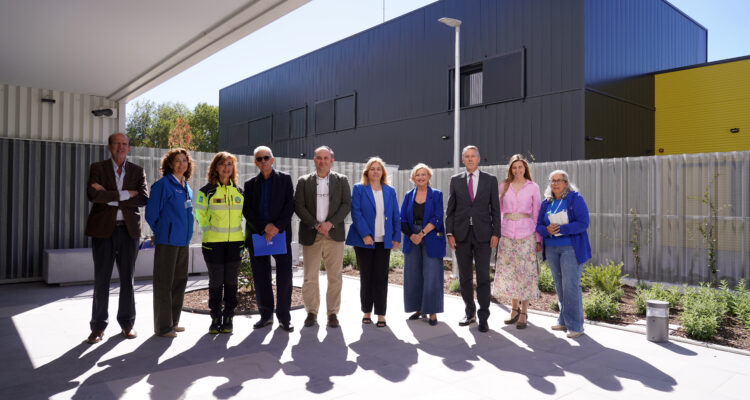 La vicealcaldesa de Madrid y delegada de Seguridad y Emergencias, Inma Sanz, acompañada de la delegada de Obras y Equipamientos, Paloma García Romero, y del concejal de Moratalaz, Ignacio Pezuela, durante su visita a la nueva base de SAMUR-Protección Civil y el nuevo centro de Madrid Salud en Moratalaz