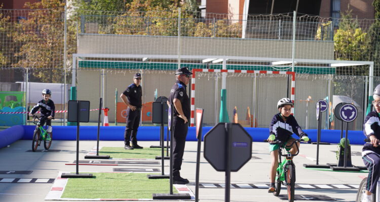 Jornadas formativas impartidas por Policía Municipal que utilizan el parque móvil de seguridad vial recientemente renovado