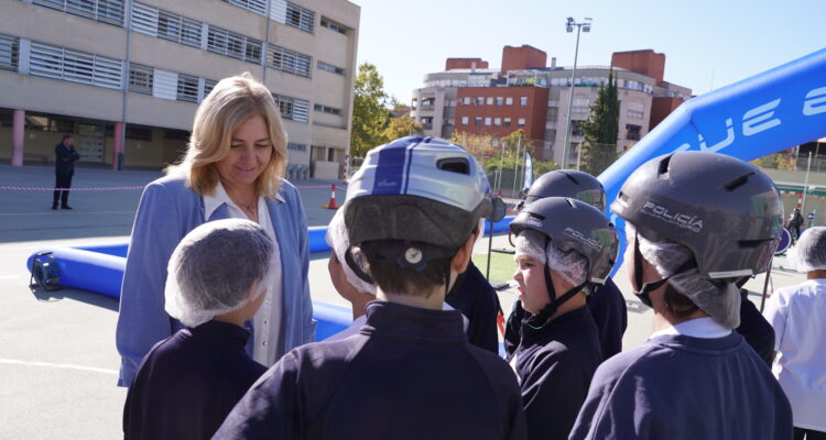La vicealcaldesa, Inma Sanz, durante su visita al colegio Sagrada Familia para asistir a una formación sobre educación vial de Policía Municipal