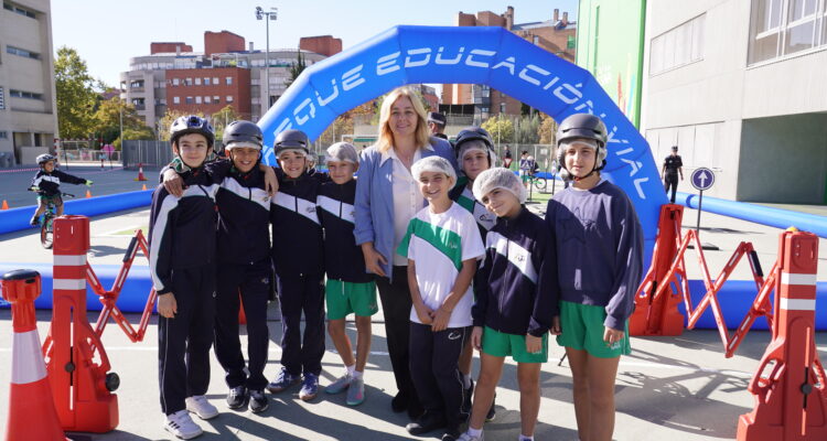 La vicealcaldesa, Inma Sanz, durante su visita al colegio Sagrada Familia para asistir a una formación sobre educación vial de Policía Municipal
