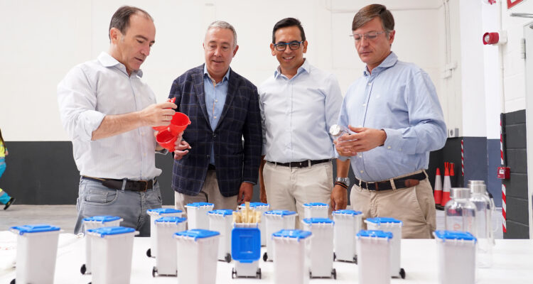 El delegado de Urbanismo, Medio Ambiente y Movilidad, Borja Carabante, acompañado del concejal delegado de Limpieza y zonas Verdes, José Antonio Martínez Páramo, y el concejal de Villaverde, Orlando Chacón, durante su visita a uno de los Centros de Reutilización de Residuos