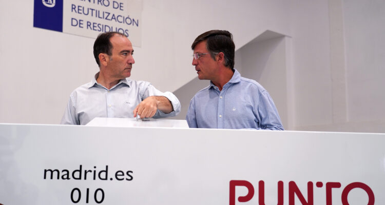 El delegado de Urbanismo, Medio Ambiente y Movilidad, Borja Carabante, acompañado del concejal delegado de Limpieza y zonas Verdes, José Antonio Martínez Páramo, durante su visita a un Centro de Reutilización de Residuos en Villaverde