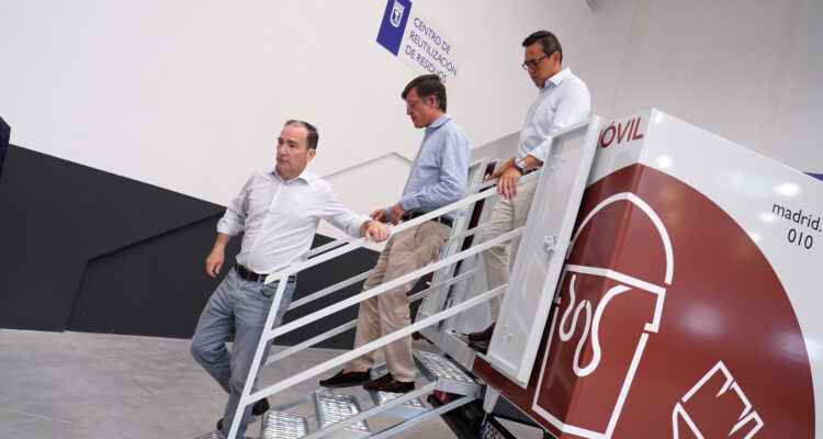 El delegado de Urbanismo, Medio Ambiente y Movilidad, Borja Carabante, acompañado del concejal delegado de Limpieza y zonas Verdes, José Antonio Martínez Páramo, y el concejal de Villaverde, Orlando Chacón, durante su visita a uno de los Centros de Reutilización de Residuos