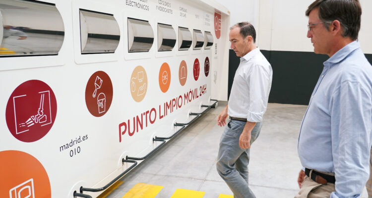 El delegado de Urbanismo, Medio Ambiente y Movilidad, Borja Carabante, acompañado del concejal delegado de Limpieza y zonas Verdes, José Antonio Martínez Páramo, durante su visita a un Centro de Reutilización de Residuos en Villaverde