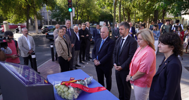 Sanz, en el homenaje a las víctimas del atentado de la plaza de la República Argentina