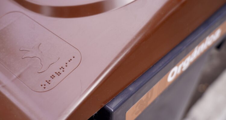 Detalle de contenedor con indicaciones en Braille