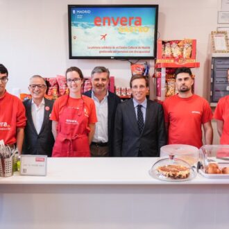 Almeida visita la primera cafetería municipal gestionada por personas con discapacidad intelectual