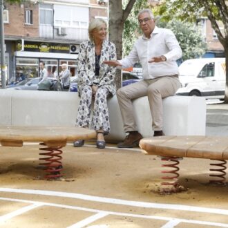 García Romero e Izquierdo visitan la nueva plaza del Valle de Oro en Carabanchel