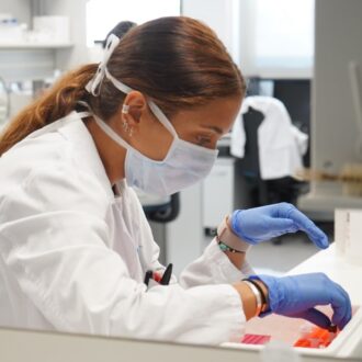 Una investigadora durante su jornada laboral en Madrid