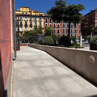 Rampa de acceso a uno de los museos municipales de Madrid