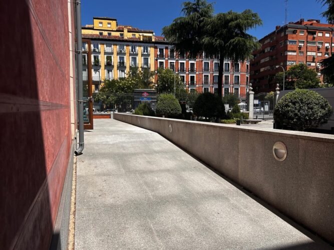 Rampa de acceso a uno de los museos municipales de Madrid