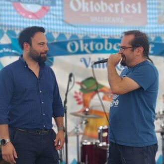 El concejal del distrito Puente de Vallecas en la Oktobertfest Vallecana