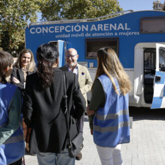 El delegado de Políticas Sociales, Familia e Igualdad visita la unidad móvil de atención a víctimas de trata