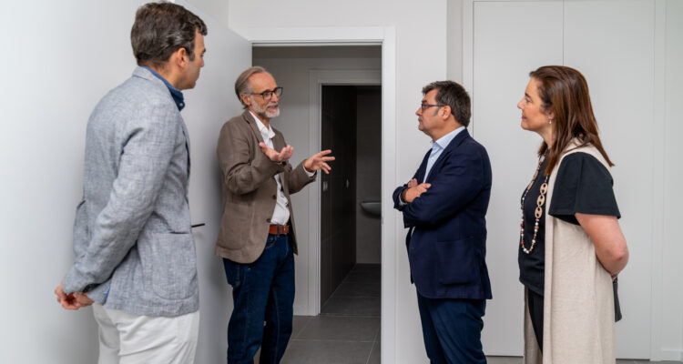 El delegado de Políticas de Vivienda, Álvaro González, durante su visita a la promoción de EMVS Madrid Cañaveral 9