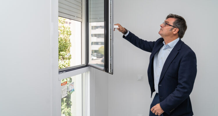 El delegado de Políticas de Vivienda, Álvaro González, durante su visita a la promoción de EMVS Madrid Cañaveral 9