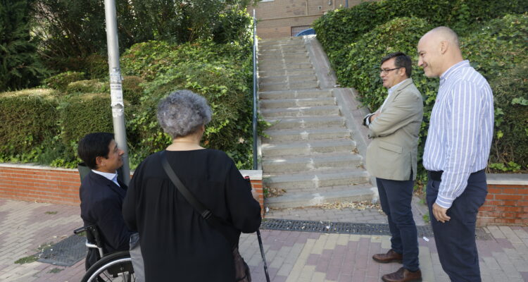 El delegado de Políticas de Vivienda, Álvaro González, acompañado del concejal de Moncloa-Aravaca, Borja Fanjul, durante su visita a la Colonia de Valdezarza