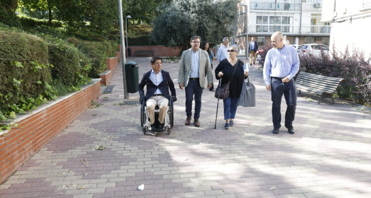 El delegado de Políticas de Vivienda, Álvaro González, acompañado del concejal de Moncloa-Aravaca, Borja Fanjul, durante su visita a la Colonia de Valdezarza, que será objeto de remodelaciones gracias al Plan Regenera