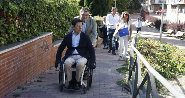 El delegado de Políticas de Vivienda, Álvaro González, acompañado del concejal de Moncloa-Aravaca, Borja Fanjul, durante su visita a la Colonia de Valdezarza