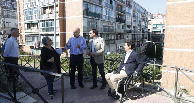 El delegado de Políticas de Vivienda, Álvaro González, acompañado del concejal de Moncloa-Aravaca, Borja Fanjul, durante su visita a la Colonia de Valdezarza