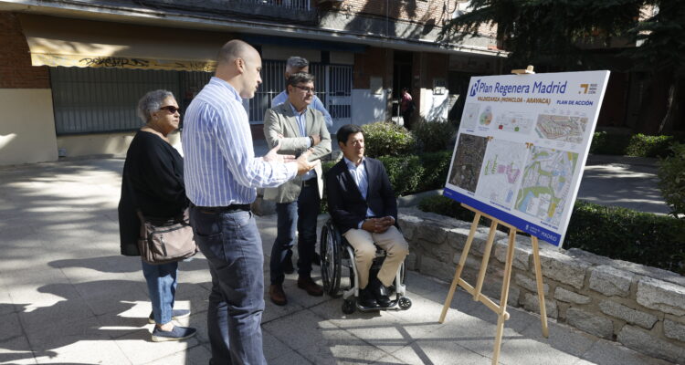 El delegado de Políticas de Vivienda, Álvaro González, acompañado del concejal de Moncloa-Aravaca, Borja Fanjul, durante su visita a la Colonia de Valdezarza