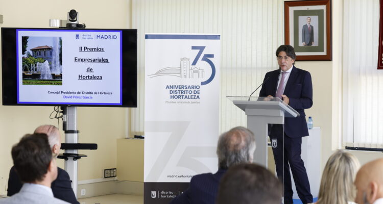 Hombre de mediana edad hablando sobre un atril en los II Premios Empresariales de Hortaleza