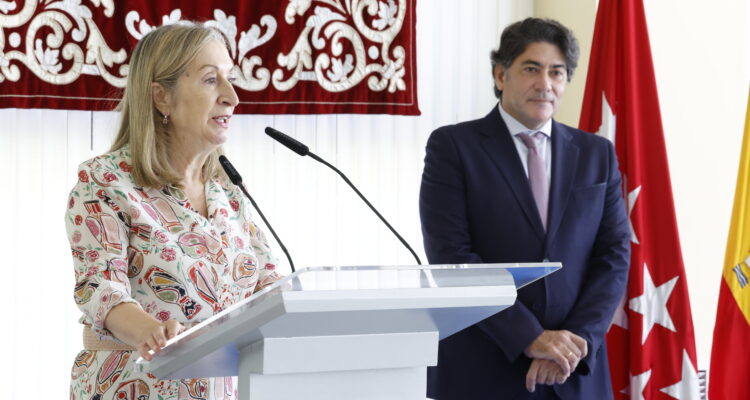 mujer hablando sobre un atril en los II Premios Empresariales de Hortaleza