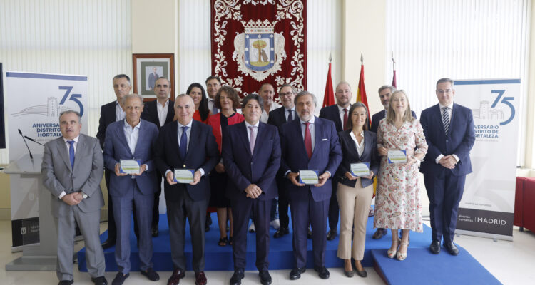 Representantes de las 13 firmas galardonadas en los II Premios Empresariales de Hortaleza