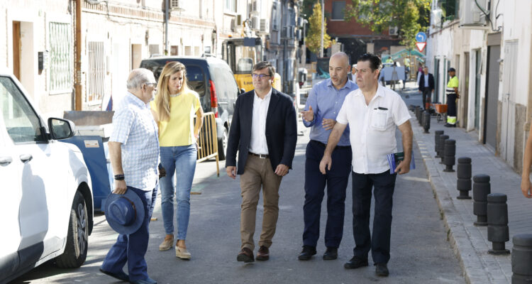 El delegado de Políticas de Vivienda, Álvaro González, y la concejala de Usera, Sonia Cea, durante su visita a la Colonia Bomberos