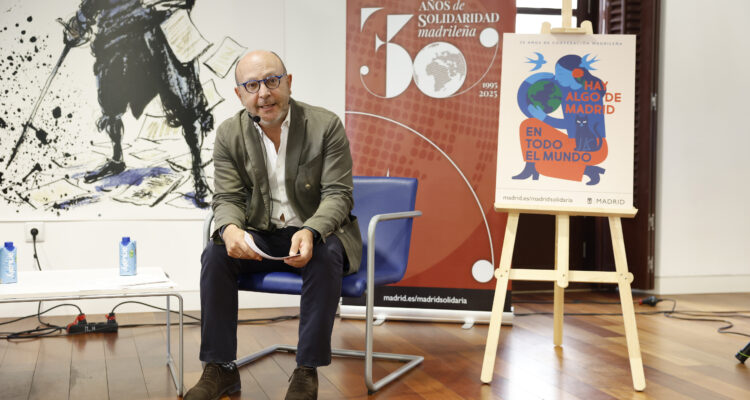 El delegado de Políticas Sociales, Familia e Igualdad, José Fernández, durante la presentación de la campaña 'Hay algo de Madrid en todo el mundo'