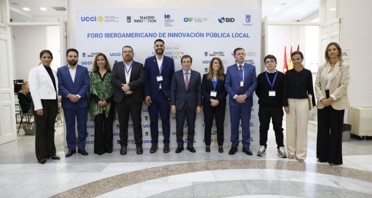 El alcalde acompañado de Almudena Maíllo, secretaria general de la UCCI, y Ángel Niño, concejal delegado de Innovación y Emprendimiento y los galardonados en esta edición. Imagen de Felipe Nombela.