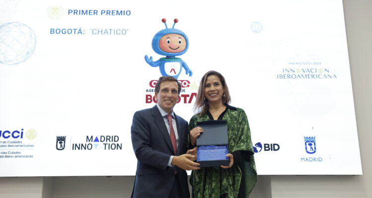 El alcalde con Diana Celis, representante de la iniciativa ‘Chatico’, del ayuntamiento de Bogotá, la primera distinción del Premio UCCI. Imagen de Felipe Nombela