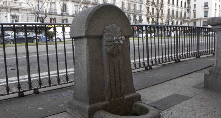 Fuente agua potable en la calle Alcalá esquina con plaza de Cibeles