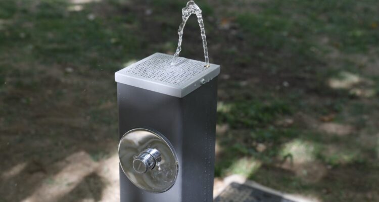 Fuente de agua potable instalada por el Ayuntamiento de Madrid en el distrito de Chamartín