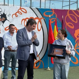 La ganadora del certamen, Mariona Lihuen Gallar, en el momento de la entrega del premio en el muro de las pistas